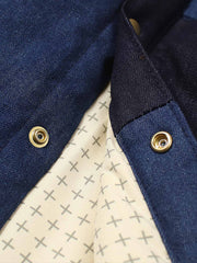 製品画像
「職人による手作業で仕上げられた古布パッチワークデザインの藍染めシンサレート中綿ジャケット全体展示図。クラシックなヴィンテージ感と現代的な機能性を融合した一品。」
詳細画像
「藍染めデニムパッチワークの複雑なディテールと、ヴィンテージ仕上げの金属ボタンの特写。刺し子柄の裏地やシンサレート中綿の機能性が際立つ手作りの限定アイテム。」