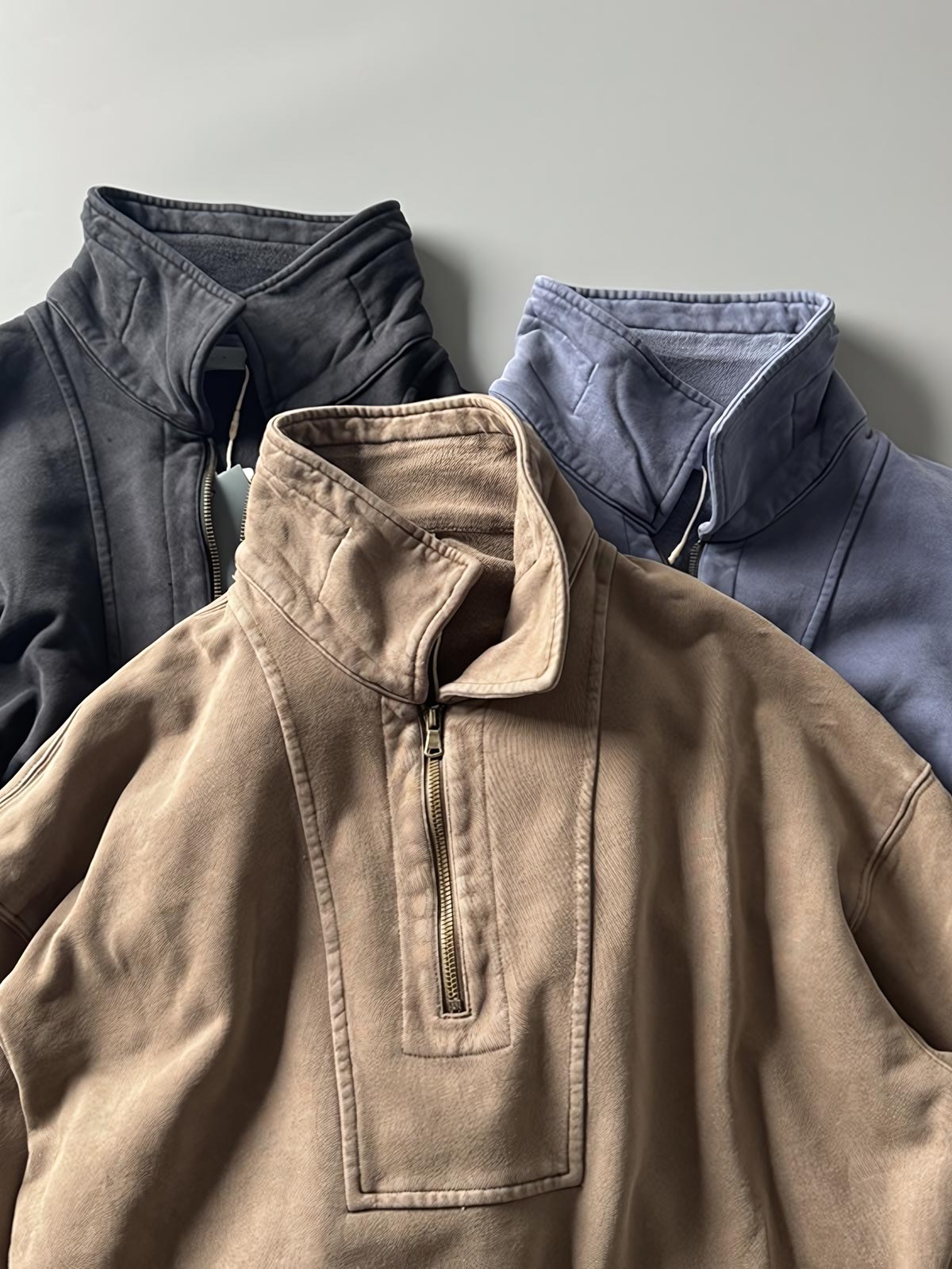 翻領とウォッシュ加工された生地のディテール特写