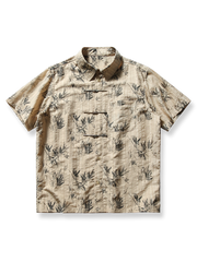 軽量で通気性のある生地に水墨画の竹林がプリントされたモダンチャイニーズスタイルの半袖シャツの正面ビュー。シンプルなボタンと襟元のデザインが洗練された雰囲気を演出します。