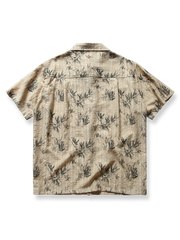 軽量で通気性のある生地に水墨画の竹林がプリントされたモダンチャイニーズスタイルの半袖シャツの正面ビュー。シンプルなボタンと襟元のデザインが洗練された雰囲気を演出します。