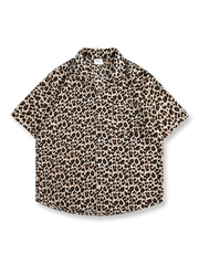 PESSOA レオパード柄キューバカラーショートスリーブシャツ全体を展示、その魅力的なデザインが強調されています。