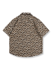 PESSOA レオパード柄キューバカラーショートスリーブシャツ全体を展示、その魅力的なデザインが強調されています。