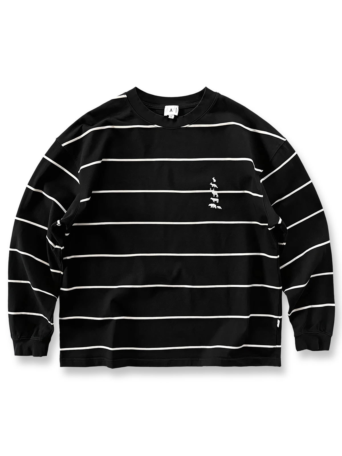 製品画像
ヴィンテージ感あふれるストライプパターンが特徴のヘビーウェイト長袖Tシャツ。胸元に高密度刺繍で描かれた動物たちが自然の童話を語るようなデザインで、青春の記憶とクラシックなエレガンスを融合した一枚
詳細画像
森の動物たちをモチーフにした高密度刺繍のディテールと、320gのヘビーウェイトコットンが織りなすヴィンテージ感ある質感が魅力。刺繍の精巧さと厚手の生地が時代を超えた価値を表現