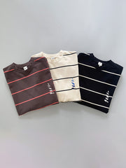 製品画像
ヴィンテージ感あふれるストライプパターンが特徴のヘビーウェイト長袖Tシャツ。胸元に高密度刺繍で描かれた動物たちが自然の童話を語るようなデザインで、青春の記憶とクラシックなエレガンスを融合した一枚
詳細画像
森の動物たちをモチーフにした高密度刺繍のディテールと、320gのヘビーウェイトコットンが織りなすヴィンテージ感ある質感が魅力。刺繍の精巧さと厚手の生地が時代を超えた価値を表現