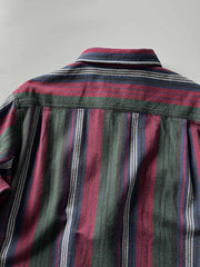 製品画像
「ヘビーフランネル素材を使用したストライプ長袖シャツ全体展示図。ウォッシュ加工によりヴィンテージ感が漂い、クラシックなアメリカンカジュアルスタイルを再現。」
詳細画像
「フランネル素材のテクスチャーと金属ボタンのディテール特写。ウォッシュ加工による自然な風合いと、実用的でデザイン性のある金属ボタンが魅力。」