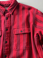 製品画像
「ヘビーフランネル素材を使用したストライプ長袖シャツ全体展示図。ウォッシュ加工によりヴィンテージ感が漂い、クラシックなアメリカンカジュアルスタイルを再現。」
詳細画像
「フランネル素材のテクスチャーと金属ボタンのディテール特写。ウォッシュ加工による自然な風合いと、実用的でデザイン性のある金属ボタンが魅力。」