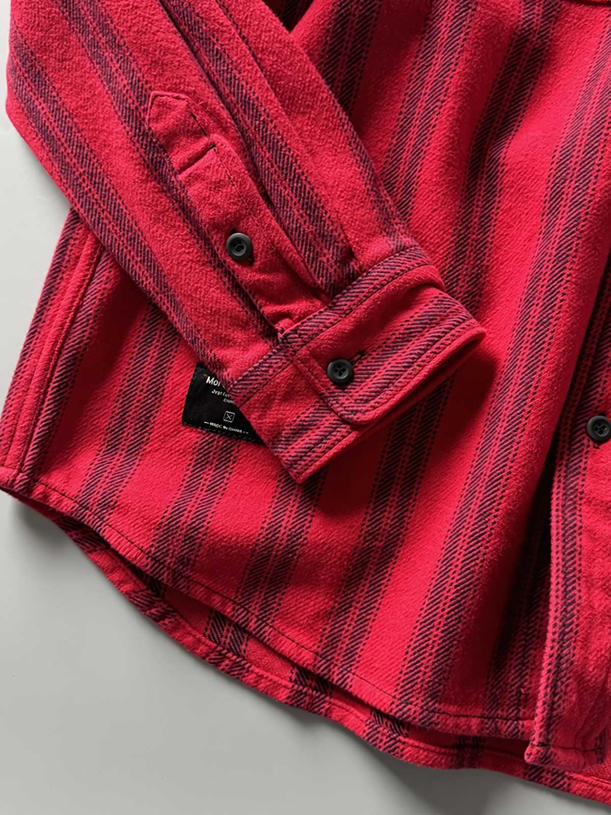 製品画像
「ヘビーフランネル素材を使用したストライプ長袖シャツ全体展示図。ウォッシュ加工によりヴィンテージ感が漂い、クラシックなアメリカンカジュアルスタイルを再現。」
詳細画像
「フランネル素材のテクスチャーと金属ボタンのディテール特写。ウォッシュ加工による自然な風合いと、実用的でデザイン性のある金属ボタンが魅力。」