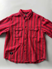 製品画像
「ヘビーフランネル素材を使用したストライプ長袖シャツ全体展示図。ウォッシュ加工によりヴィンテージ感が漂い、クラシックなアメリカンカジュアルスタイルを再現。」
詳細画像
「フランネル素材のテクスチャーと金属ボタンのディテール特写。ウォッシュ加工による自然な風合いと、実用的でデザイン性のある金属ボタンが魅力。」