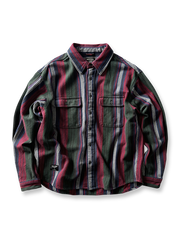 製品画像
「ヘビーフランネル素材を使用したストライプ長袖シャツ全体展示図。ウォッシュ加工によりヴィンテージ感が漂い、クラシックなアメリカンカジュアルスタイルを再現。」
詳細画像
「フランネル素材のテクスチャーと金属ボタンのディテール特写。ウォッシュ加工による自然な風合いと、実用的でデザイン性のある金属ボタンが魅力。」