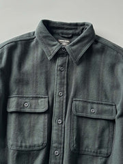 製品画像
「ヘビーフランネル素材を使用したストライプ長袖シャツ全体展示図。ウォッシュ加工によりヴィンテージ感が漂い、クラシックなアメリカンカジュアルスタイルを再現。」
詳細画像
「フランネル素材のテクスチャーと金属ボタンのディテール特写。ウォッシュ加工による自然な風合いと、実用的でデザイン性のある金属ボタンが魅力。」