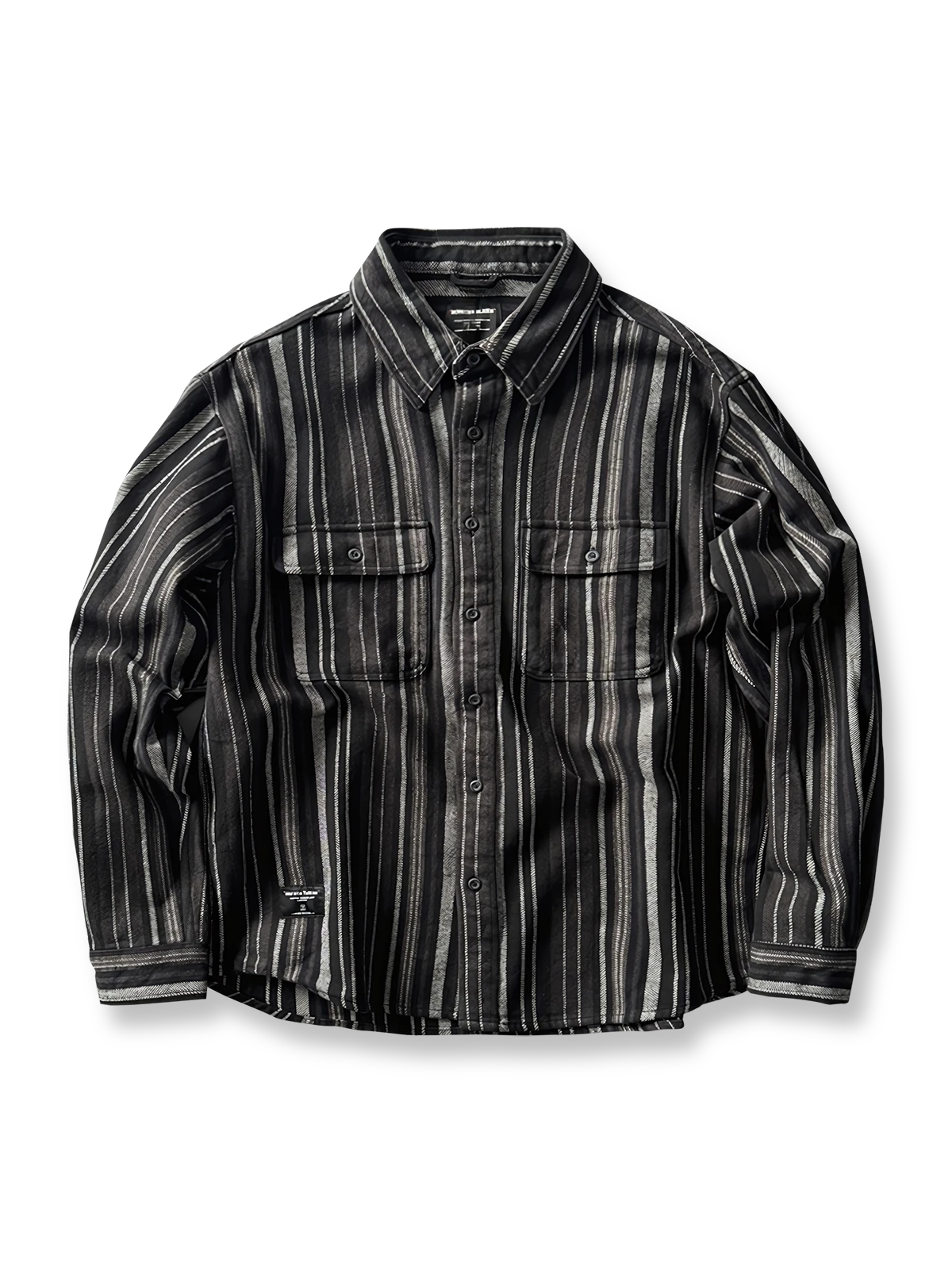 製品画像
「ヘビーフランネル素材を使用したストライプ長袖シャツ全体展示図。ウォッシュ加工によりヴィンテージ感が漂い、クラシックなアメリカンカジュアルスタイルを再現。」
詳細画像
「フランネル素材のテクスチャーと金属ボタンのディテール特写。ウォッシュ加工による自然な風合いと、実用的でデザイン性のある金属ボタンが魅力。」