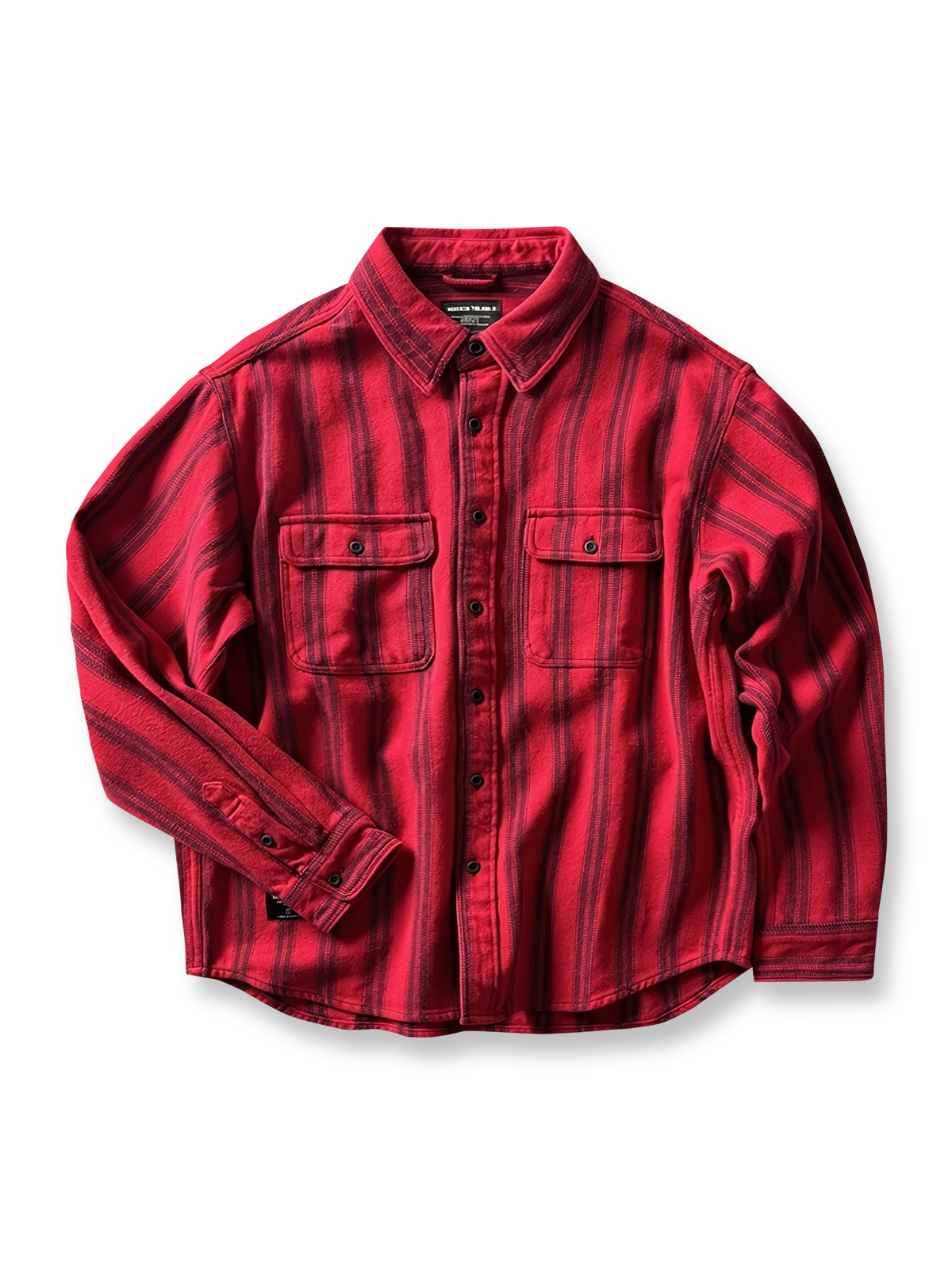 製品画像
「ヘビーフランネル素材を使用したストライプ長袖シャツ全体展示図。ウォッシュ加工によりヴィンテージ感が漂い、クラシックなアメリカンカジュアルスタイルを再現。」
詳細画像
「フランネル素材のテクスチャーと金属ボタンのディテール特写。ウォッシュ加工による自然な風合いと、実用的でデザイン性のある金属ボタンが魅力。」