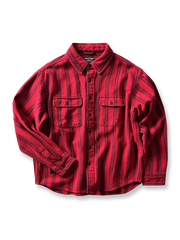 製品画像
「ヘビーフランネル素材を使用したストライプ長袖シャツ全体展示図。ウォッシュ加工によりヴィンテージ感が漂い、クラシックなアメリカンカジュアルスタイルを再現。」
詳細画像
「フランネル素材のテクスチャーと金属ボタンのディテール特写。ウォッシュ加工による自然な風合いと、実用的でデザイン性のある金属ボタンが魅力。」