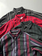 製品画像
「ヘビーフランネル素材を使用したストライプ長袖シャツ全体展示図。ウォッシュ加工によりヴィンテージ感が漂い、クラシックなアメリカンカジュアルスタイルを再現。」
詳細画像
「フランネル素材のテクスチャーと金属ボタンのディテール特写。ウォッシュ加工による自然な風合いと、実用的でデザイン性のある金属ボタンが魅力。」