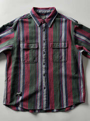 製品画像
「ヘビーフランネル素材を使用したストライプ長袖シャツ全体展示図。ウォッシュ加工によりヴィンテージ感が漂い、クラシックなアメリカンカジュアルスタイルを再現。」
詳細画像
「フランネル素材のテクスチャーと金属ボタンのディテール特写。ウォッシュ加工による自然な風合いと、実用的でデザイン性のある金属ボタンが魅力。」