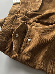 製品画像
「重厚なコーデュロイ素材を使用したカーゴパンツの全体展示図。クラシックなヴィンテージスタイルと快適な履き心地を兼ね備え、テーパードシルエットが脚のラインを美しく見せるデザイン。」
詳細画像
「カーゴパンツの斜め立体ポケットのディテール特写。収納性を高めるだけでなく、全体にカーゴスタイルの立体感を加えたデザイン。」