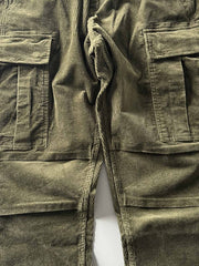 製品画像
「重厚なコーデュロイ素材を使用したカーゴパンツの全体展示図。クラシックなヴィンテージスタイルと快適な履き心地を兼ね備え、テーパードシルエットが脚のラインを美しく見せるデザイン。」
詳細画像
「カーゴパンツの斜め立体ポケットのディテール特写。収納性を高めるだけでなく、全体にカーゴスタイルの立体感を加えたデザイン。」