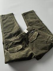 製品画像
「重厚なコーデュロイ素材を使用したカーゴパンツの全体展示図。クラシックなヴィンテージスタイルと快適な履き心地を兼ね備え、テーパードシルエットが脚のラインを美しく見せるデザイン。」
詳細画像
「カーゴパンツの斜め立体ポケットのディテール特写。収納性を高めるだけでなく、全体にカーゴスタイルの立体感を加えたデザイン。」