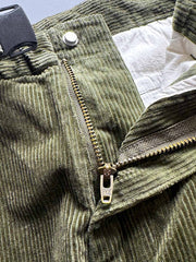 製品画像
「重厚なコーデュロイ素材を使用したカーゴパンツの全体展示図。クラシックなヴィンテージスタイルと快適な履き心地を兼ね備え、テーパードシルエットが脚のラインを美しく見せるデザイン。」
詳細画像
「カーゴパンツの斜め立体ポケットのディテール特写。収納性を高めるだけでなく、全体にカーゴスタイルの立体感を加えたデザイン。」