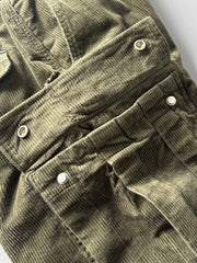 製品画像
「重厚なコーデュロイ素材を使用したカーゴパンツの全体展示図。クラシックなヴィンテージスタイルと快適な履き心地を兼ね備え、テーパードシルエットが脚のラインを美しく見せるデザイン。」
詳細画像
「カーゴパンツの斜め立体ポケットのディテール特写。収納性を高めるだけでなく、全体にカーゴスタイルの立体感を加えたデザイン。」