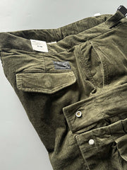 製品画像
「重厚なコーデュロイ素材を使用したカーゴパンツの全体展示図。クラシックなヴィンテージスタイルと快適な履き心地を兼ね備え、テーパードシルエットが脚のラインを美しく見せるデザイン。」
詳細画像
「カーゴパンツの斜め立体ポケットのディテール特写。収納性を高めるだけでなく、全体にカーゴスタイルの立体感を加えたデザイン。」