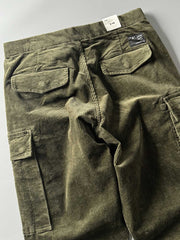 製品画像
「重厚なコーデュロイ素材を使用したカーゴパンツの全体展示図。クラシックなヴィンテージスタイルと快適な履き心地を兼ね備え、テーパードシルエットが脚のラインを美しく見せるデザイン。」
詳細画像
「カーゴパンツの斜め立体ポケットのディテール特写。収納性を高めるだけでなく、全体にカーゴスタイルの立体感を加えたデザイン。」