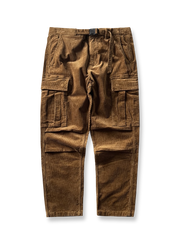製品画像
「重厚なコーデュロイ素材を使用したカーゴパンツの全体展示図。クラシックなヴィンテージスタイルと快適な履き心地を兼ね備え、テーパードシルエットが脚のラインを美しく見せるデザイン。」
詳細画像
「カーゴパンツの斜め立体ポケットのディテール特写。収納性を高めるだけでなく、全体にカーゴスタイルの立体感を加えたデザイン。」