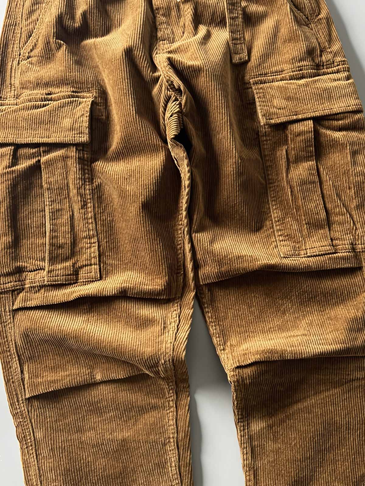 製品画像
「重厚なコーデュロイ素材を使用したカーゴパンツの全体展示図。クラシックなヴィンテージスタイルと快適な履き心地を兼ね備え、テーパードシルエットが脚のラインを美しく見せるデザイン。」
詳細画像
「カーゴパンツの斜め立体ポケットのディテール特写。収納性を高めるだけでなく、全体にカーゴスタイルの立体感を加えたデザイン。」