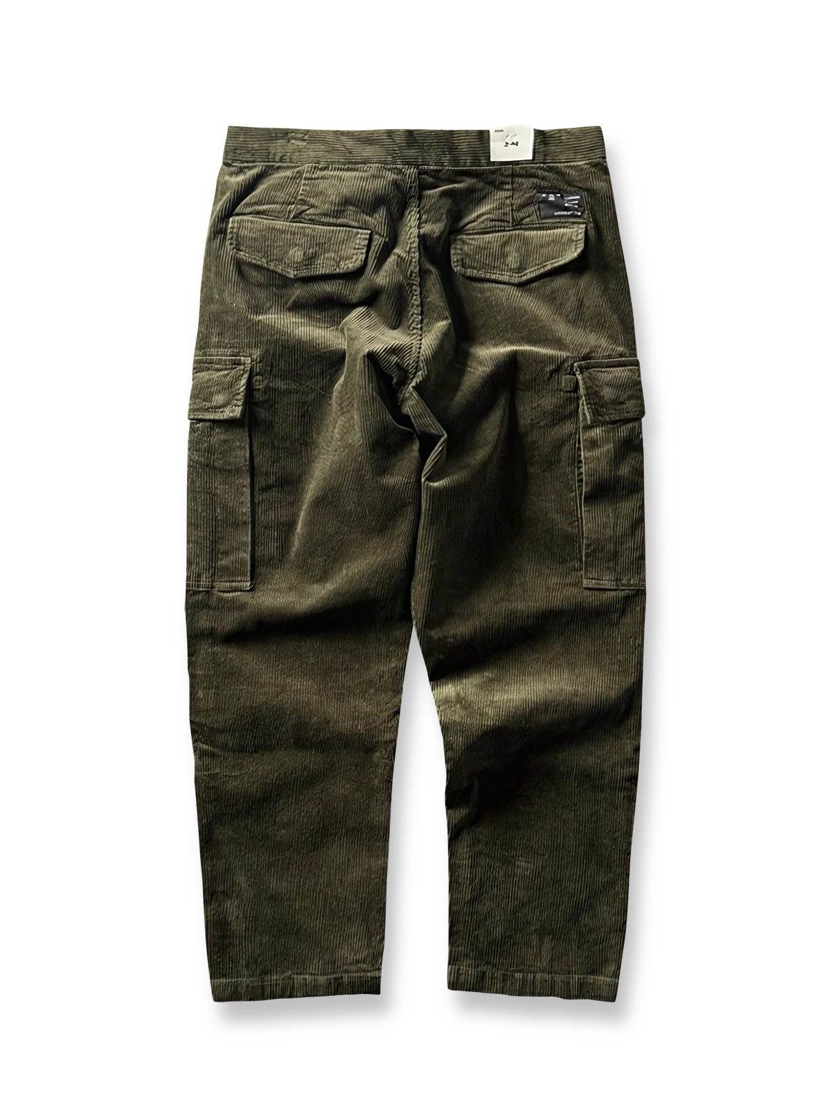 製品画像
「重厚なコーデュロイ素材を使用したカーゴパンツの全体展示図。クラシックなヴィンテージスタイルと快適な履き心地を兼ね備え、テーパードシルエットが脚のラインを美しく見せるデザイン。」
詳細画像
「カーゴパンツの斜め立体ポケットのディテール特写。収納性を高めるだけでなく、全体にカーゴスタイルの立体感を加えたデザイン。」