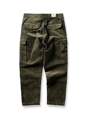 製品画像
「重厚なコーデュロイ素材を使用したカーゴパンツの全体展示図。クラシックなヴィンテージスタイルと快適な履き心地を兼ね備え、テーパードシルエットが脚のラインを美しく見せるデザイン。」
詳細画像
「カーゴパンツの斜め立体ポケットのディテール特写。収納性を高めるだけでなく、全体にカーゴスタイルの立体感を加えたデザイン。」