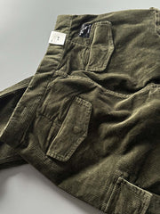 製品画像
「重厚なコーデュロイ素材を使用したカーゴパンツの全体展示図。クラシックなヴィンテージスタイルと快適な履き心地を兼ね備え、テーパードシルエットが脚のラインを美しく見せるデザイン。」
詳細画像
「カーゴパンツの斜め立体ポケットのディテール特写。収納性を高めるだけでなく、全体にカーゴスタイルの立体感を加えたデザイン。」