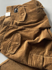 製品画像
「重厚なコーデュロイ素材を使用したカーゴパンツの全体展示図。クラシックなヴィンテージスタイルと快適な履き心地を兼ね備え、テーパードシルエットが脚のラインを美しく見せるデザイン。」
詳細画像
「カーゴパンツの斜め立体ポケットのディテール特写。収納性を高めるだけでなく、全体にカーゴスタイルの立体感を加えたデザイン。」