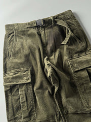 製品画像
「重厚なコーデュロイ素材を使用したカーゴパンツの全体展示図。クラシックなヴィンテージスタイルと快適な履き心地を兼ね備え、テーパードシルエットが脚のラインを美しく見せるデザイン。」
詳細画像
「カーゴパンツの斜め立体ポケットのディテール特写。収納性を高めるだけでなく、全体にカーゴスタイルの立体感を加えたデザイン。」