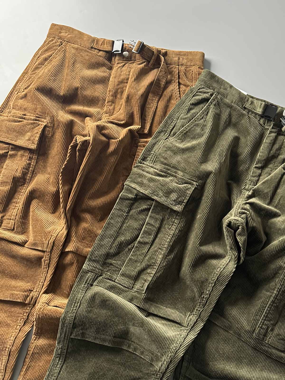 製品画像
「重厚なコーデュロイ素材を使用したカーゴパンツの全体展示図。クラシックなヴィンテージスタイルと快適な履き心地を兼ね備え、テーパードシルエットが脚のラインを美しく見せるデザイン。」
詳細画像
「カーゴパンツの斜め立体ポケットのディテール特写。収納性を高めるだけでなく、全体にカーゴスタイルの立体感を加えたデザイン。」