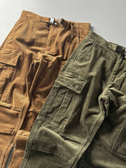 製品画像
「重厚なコーデュロイ素材を使用したカーゴパンツの全体展示図。クラシックなヴィンテージスタイルと快適な履き心地を兼ね備え、テーパードシルエットが脚のラインを美しく見せるデザイン。」
詳細画像
「カーゴパンツの斜め立体ポケットのディテール特写。収納性を高めるだけでなく、全体にカーゴスタイルの立体感を加えたデザイン。」