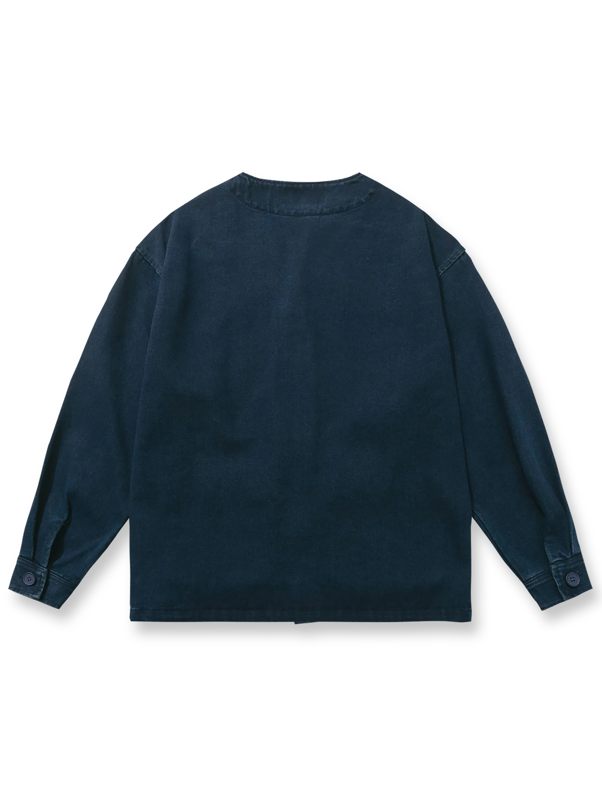 製品画像:
「サンドウォッシュ加工と藍染めを融合したヴィンテージワークジャケットの全体正面展示図。柔らかな質感のコットン100%素材を使用し、Vネックデザインと大容量ポケットが実用性とクラシックなスタイルを際立たせています。」
詳細画像:
「サンドウォッシュ 藍染め ワークジャケットのディテールクローズアップ。両サイドに配置された大容量ポケットの機能性や、柔らかな藍染め生地の風合いを強調したディテール写真。」