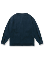 製品画像:
「サンドウォッシュ加工と藍染めを融合したヴィンテージワークジャケットの全体正面展示図。柔らかな質感のコットン100%素材を使用し、Vネックデザインと大容量ポケットが実用性とクラシックなスタイルを際立たせています。」
詳細画像:
「サンドウォッシュ 藍染め ワークジャケットのディテールクローズアップ。両サイドに配置された大容量ポケットの機能性や、柔らかな藍染め生地の風合いを強調したディテール写真。」