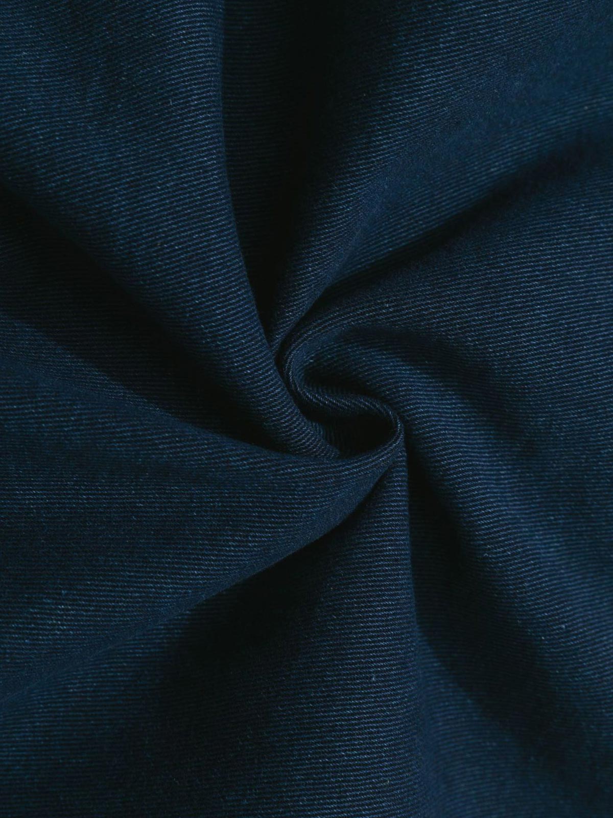 製品画像:
「サンドウォッシュ加工と藍染めを融合したヴィンテージワークジャケットの全体正面展示図。柔らかな質感のコットン100%素材を使用し、Vネックデザインと大容量ポケットが実用性とクラシックなスタイルを際立たせています。」
詳細画像:
「サンドウォッシュ 藍染め ワークジャケットのディテールクローズアップ。両サイドに配置された大容量ポケットの機能性や、柔らかな藍染め生地の風合いを強調したディテール写真。」