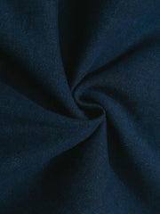 製品画像:
「サンドウォッシュ加工と藍染めを融合したヴィンテージワークジャケットの全体正面展示図。柔らかな質感のコットン100%素材を使用し、Vネックデザインと大容量ポケットが実用性とクラシックなスタイルを際立たせています。」
詳細画像:
「サンドウォッシュ 藍染め ワークジャケットのディテールクローズアップ。両サイドに配置された大容量ポケットの機能性や、柔らかな藍染め生地の風合いを強調したディテール写真。」