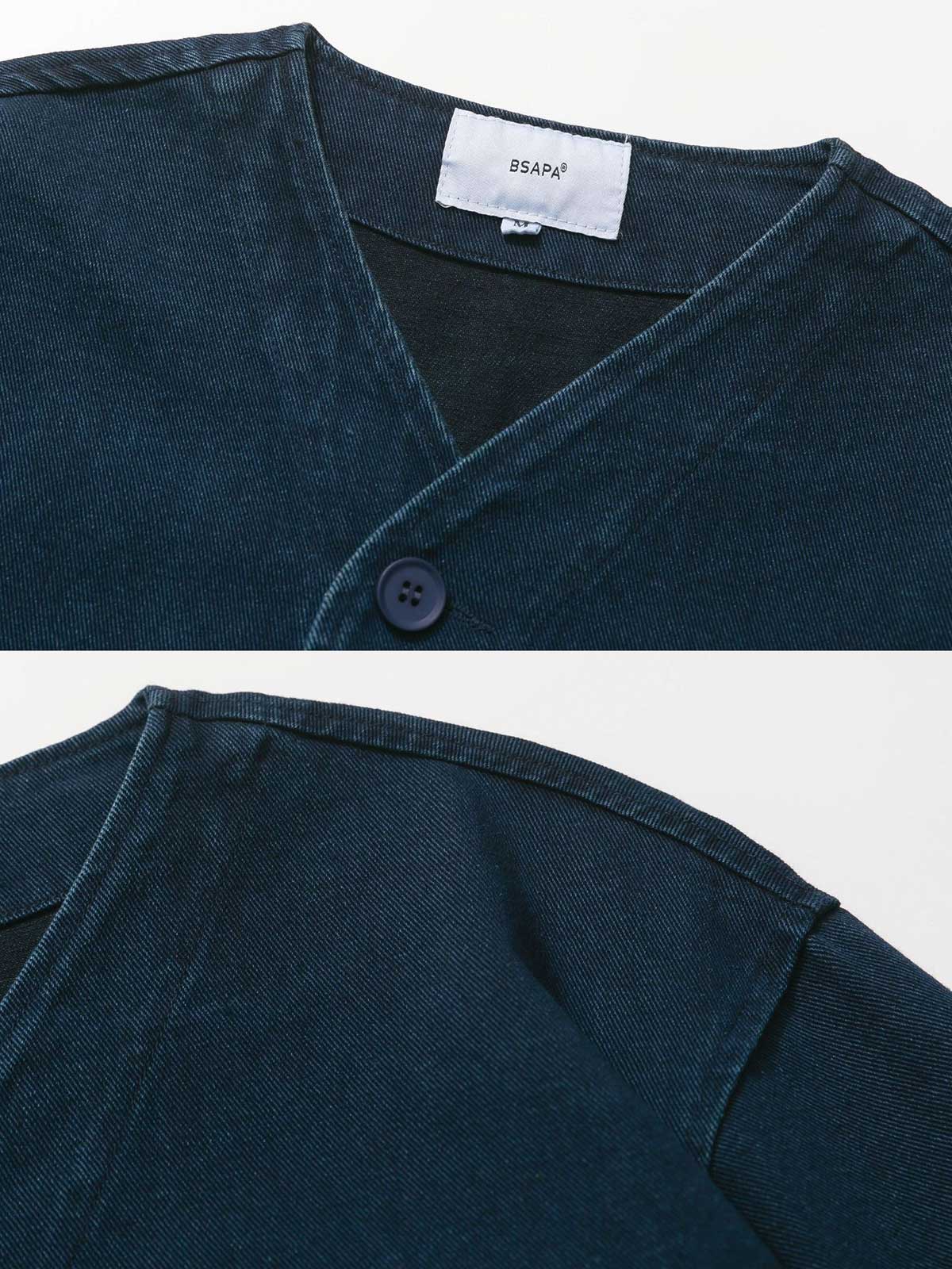 製品画像:
「サンドウォッシュ加工と藍染めを融合したヴィンテージワークジャケットの全体正面展示図。柔らかな質感のコットン100%素材を使用し、Vネックデザインと大容量ポケットが実用性とクラシックなスタイルを際立たせています。」
詳細画像:
「サンドウォッシュ 藍染め ワークジャケットのディテールクローズアップ。両サイドに配置された大容量ポケットの機能性や、柔らかな藍染め生地の風合いを強調したディテール写真。」