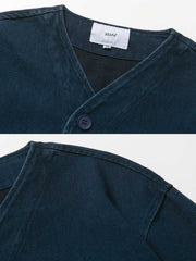 製品画像:
「サンドウォッシュ加工と藍染めを融合したヴィンテージワークジャケットの全体正面展示図。柔らかな質感のコットン100%素材を使用し、Vネックデザインと大容量ポケットが実用性とクラシックなスタイルを際立たせています。」
詳細画像:
「サンドウォッシュ 藍染め ワークジャケットのディテールクローズアップ。両サイドに配置された大容量ポケットの機能性や、柔らかな藍染め生地の風合いを強調したディテール写真。」