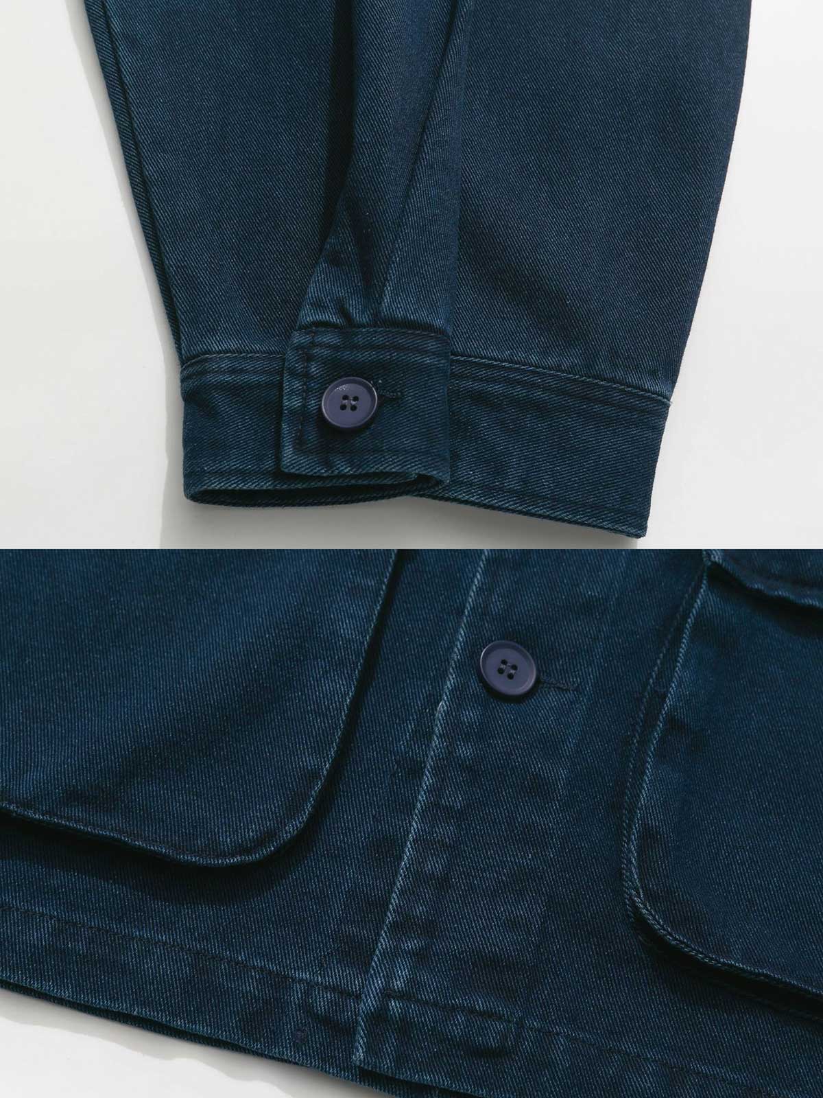 製品画像:
「サンドウォッシュ加工と藍染めを融合したヴィンテージワークジャケットの全体正面展示図。柔らかな質感のコットン100%素材を使用し、Vネックデザインと大容量ポケットが実用性とクラシックなスタイルを際立たせています。」
詳細画像:
「サンドウォッシュ 藍染め ワークジャケットのディテールクローズアップ。両サイドに配置された大容量ポケットの機能性や、柔らかな藍染め生地の風合いを強調したディテール写真。」