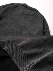 製品画像:
「バティック染め ウォッシュ加工 プルオーバーニットの正面全体展示図。コットン100%の柔らかな素材に独特なウォッシュ加工を施し、ヴィンテージ感と豊かなテクスチャを兼ね備えたデザインが特徴。」
詳細画像:
「バティック染めとウォッシュ加工による独特な表面テクスチャをクローズアップ。柔らかなコットン素材の質感とヴィンテージ感漂う加工のディテールが特徴。」