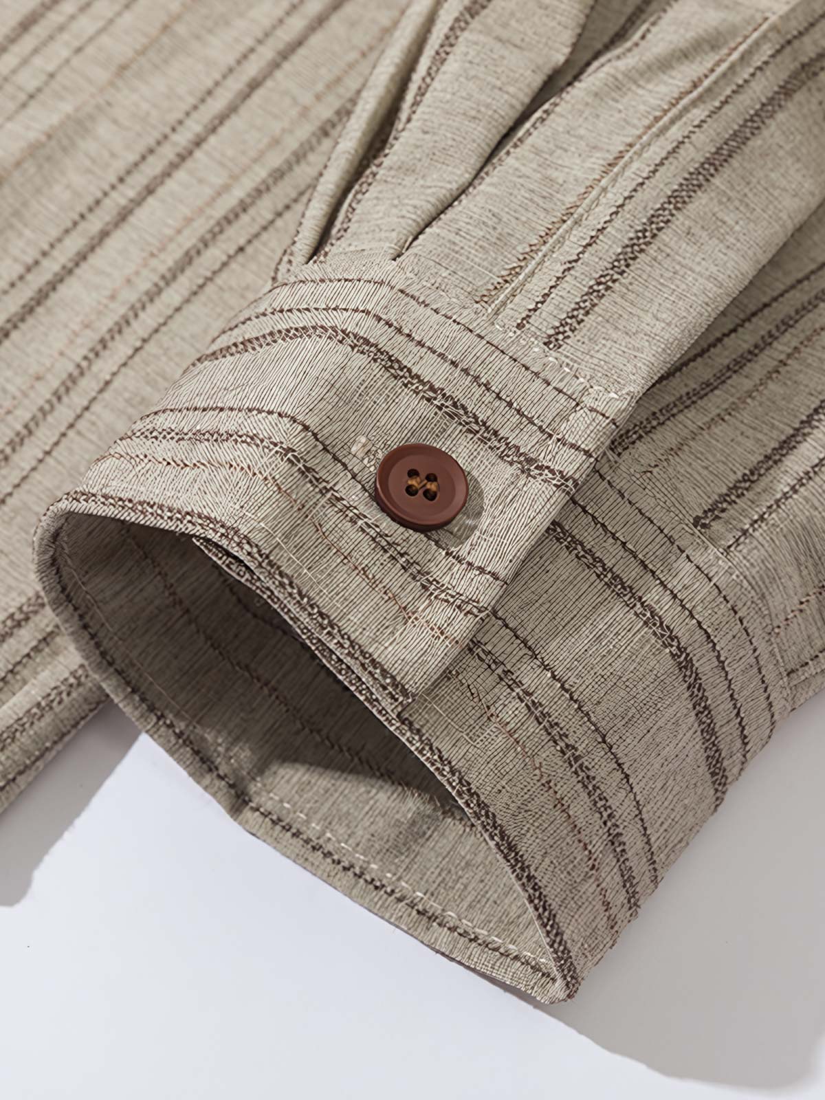 製品画像: レトロストライプダブルポケット長袖シャツ全体展示 詳細画像: シャツ胸部のダブルポケットディテール