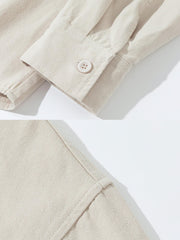 木ボタンと立体ポケットのディテールクローズアップ