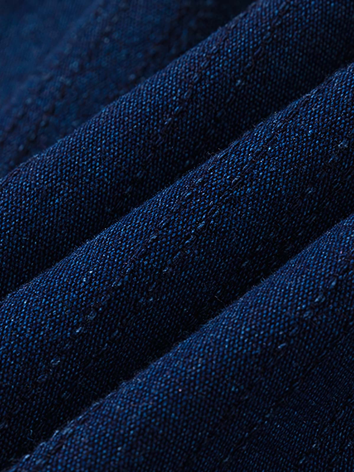 パッチワークと藍染ディテールのクローズアップ