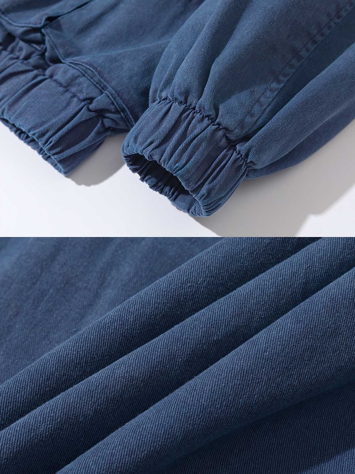 製品画像: マルチポケットワークジャケットのウォッシュドコットン素材フロントビュー
詳細画像: ジッパーデザインとワークポケットのディテール特写