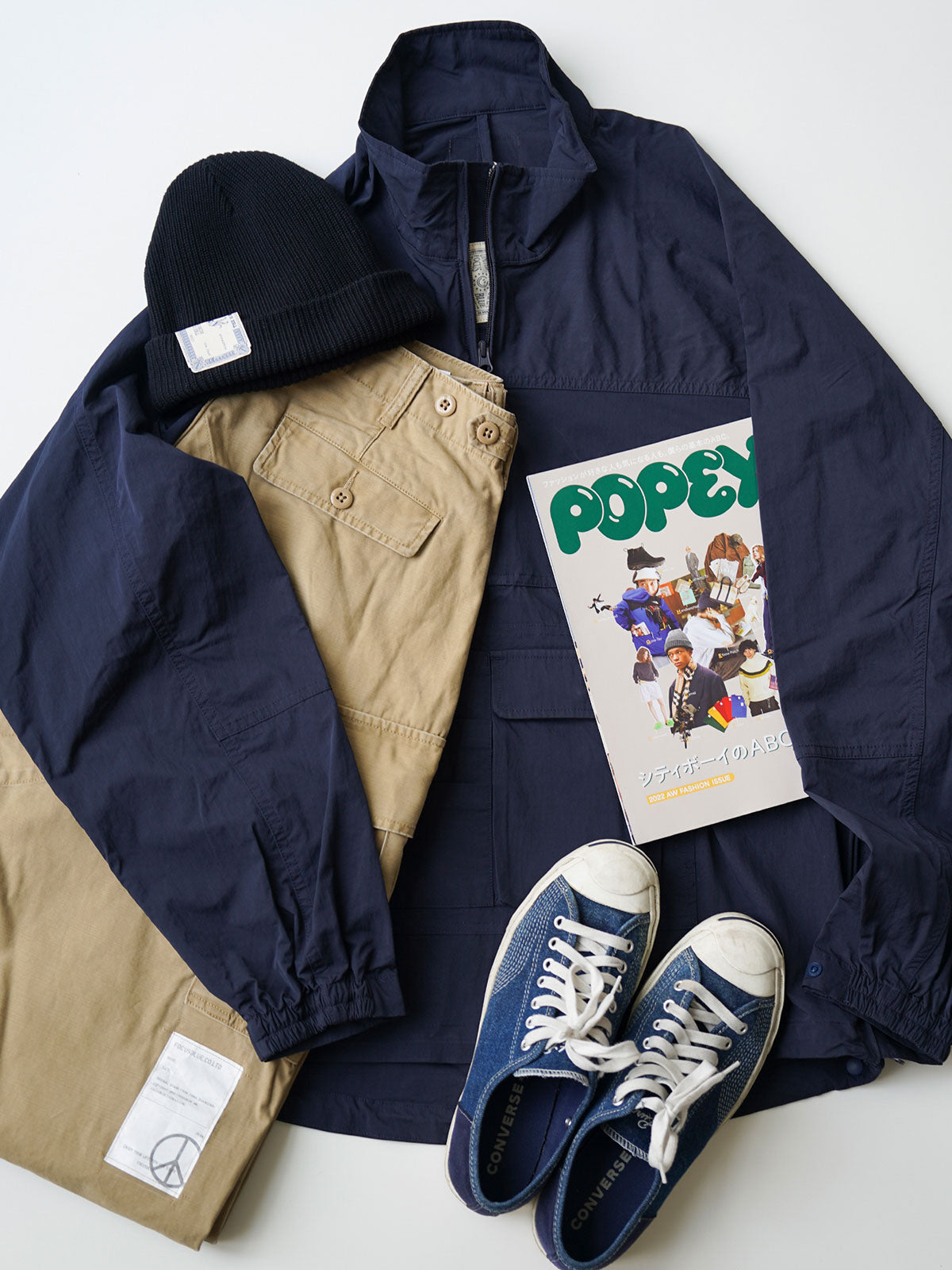 製品画像
軽量で耐久性に優れたナイロンとポリエステルの混紡素材を使用した、多ポケットハーフジップジャケットの全体展示。ヴィンテージ感あふれるデザインと実用的な収納性を備え、アウトドアや日常使いに最適なスタイリッシュなアイテム。
詳細画像
胸元や肩部分に施された立体的なラインデザイン、繊細なグリッド模様、そしてYKK製のマット仕上げファスナーを搭載したポケットの特写。機能性とデザイン性を両立したミリタリースタイルが際立つディテール。