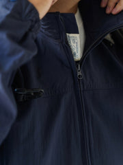 詳細画像
胸元や肩部分に施された立体的なラインデザイン、繊細なグリッド模様、そしてYKK製のマット仕上げファスナーを搭載したポケットの特写。機能性とデザイン性を両立したミリタリースタイルが際立つディテール。
モデル画像
オーバーサイズのシルエットでレイヤードスタイルを楽しめる、多ポケットジャケットを着用したモデルのアウトドアコーディネート。タウンユースやキャンプシーンでの汎用性の高さが映えるスタイル。