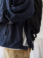 詳細画像
胸元や肩部分に施された立体的なラインデザイン、繊細なグリッド模様、そしてYKK製のマット仕上げファスナーを搭載したポケットの特写。機能性とデザイン性を両立したミリタリースタイルが際立つディテール。
モデル画像
オーバーサイズのシルエットでレイヤードスタイルを楽しめる、多ポケットジャケットを着用したモデルのアウトドアコーディネート。タウンユースやキャンプシーンでの汎用性の高さが映えるスタイル。